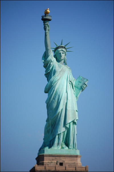Commençons par la plus célèbre de toutes : la Statue de la Liberté qui se situe sur l'île de...