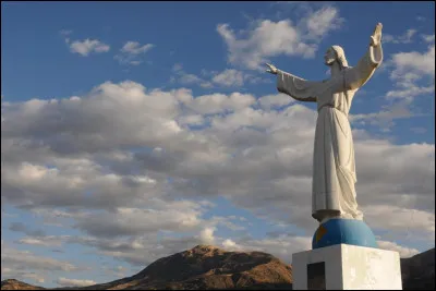 Quelle communauté a offert, en guise de remerciement à la ville de Cusco, la statue El Cristo Blanco (Le Christ Blanc) ?