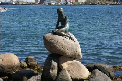 Qui est à l'origine du conte de la petite sirène dont on peut observer une statue à Copenhague ?