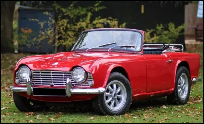 Quel est e cabriolet sportif de 1961 au profil anguleux produit par Triumph ?