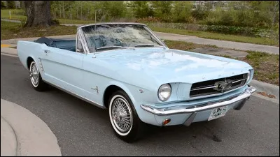 Quel est ce cabriolet de 1964, une voiture culte produite par Ford ?