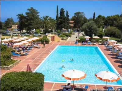 FRAM : où ce tour-opérator vous propose-t-il un hôtel non loin de San Teodoro, vantant également les eaux pures, la faune et la flore de l'archipel de la Maddalena ?