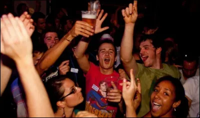 Tu es en soir&eacute;e et tu aimerais aborder quelqu�un, que choisis-tu ?