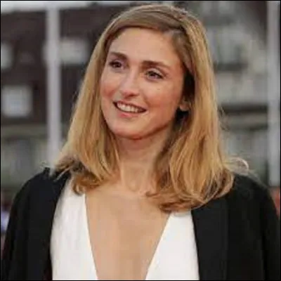 Cinéma : 
Née le 3 juin 1972 à Suresnes, Julie Gayet est une actrice, productrice de cinéma et réalisatrice. Depuis 2013, elle fut la compagne de l'ancien président de la République française, François Hollande. Elle a joué dans des longs métrages comme : ''Delphine 1, Yvan 0'' en 1996, ou ''Mon meilleur ami'' en 2006. Elle reçut en 1997, le prix Romy Schneider, pour quel film ?