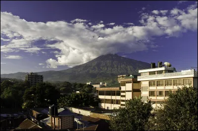 Quelle est l'intruse parmi ces villes ?