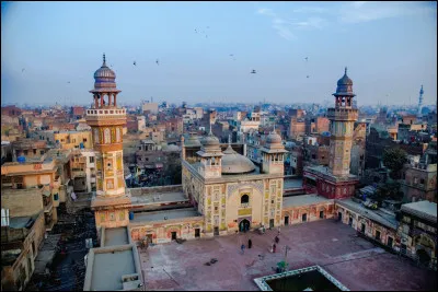 Quelle est l'intruse parmi ces villes ?