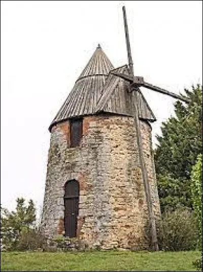 Nous sommes en Occitanie devant le moulin à vent "en Carretou" de Mascarville. Village du Lauragais, il se situe dans le département ...
