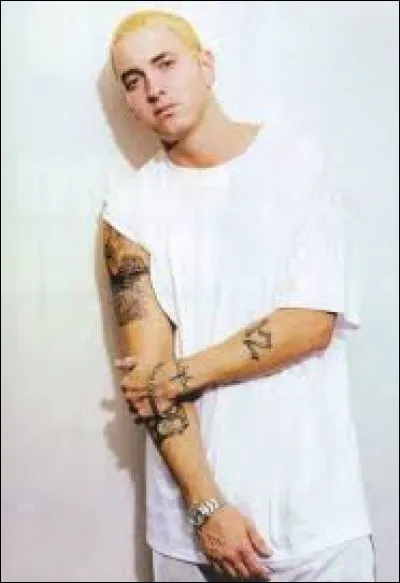 Combien de mots arrive-t-il à rapper en 16 secondes sur sa chanson "Rap God" sortie en 2013 ?