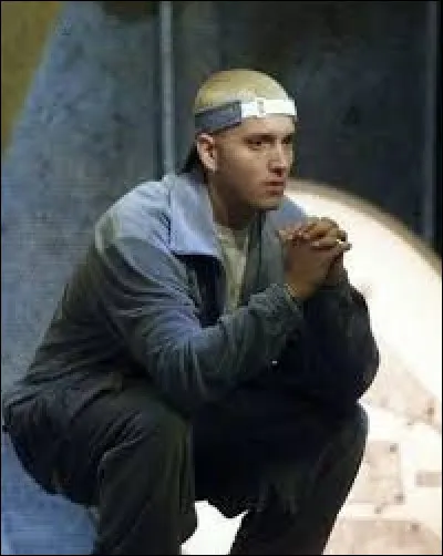 Quel est le premier single de son album "Recovery" paru en 2010 ?