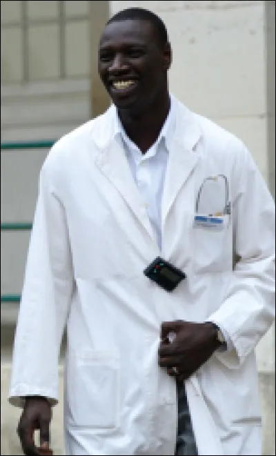 Dans quel film Omar Sy est-il un interne en médecine ?