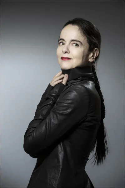 N. Quel genre de roman écrit Amélie Nothomb ?