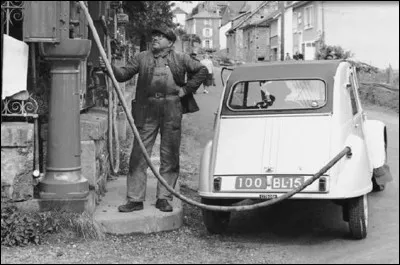 Cette 2CV Citroën fait le ravitaillement à la pompe dans les années 50, mais de quel département vient-elle ?