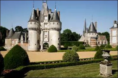 Voici une vue du château de Frazé, dans le Centre-Val-de-Loire. Commune de l'arrondissement de Nogent-le-Rotrou, elle se situe dans le département ...