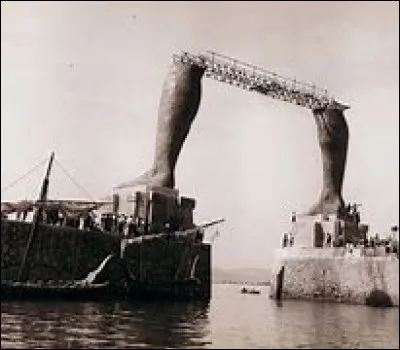 Quelle est l'ann&eacute;e du tremblement de terre qui a d&eacute;truit le colosse ?