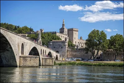 Dans quel pays Avignon n'est pas une ville existante ?