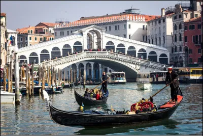 Dans quel pays Venise n'est pas une ville existante ?