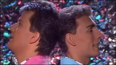 Répondez à cette question : 
40 points : 
Début de soirée, "Nuit de folie".
"Et tu tapes tapes tapes c'est ta façon d'aimer
Ce rythme qui t'entraîne jusqu'au bout de la nuit
Réveille en toi...".