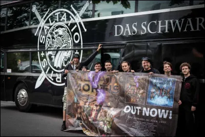 Complétez : 
"Du lebst in Saus und..."