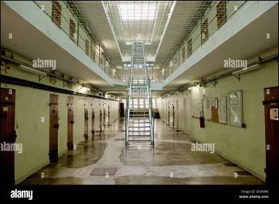 Préfères-tu vivre 20 ans enfermé dans ta maison ou vivre 2 ans en prison ?