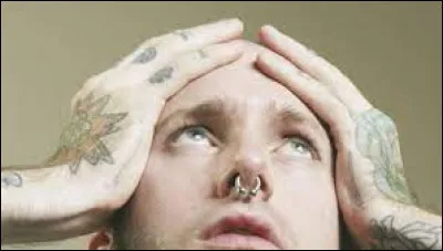 Préfères-tu avoir des piercings partout ou avoir des tatouages partout ?