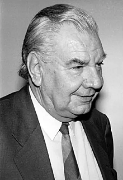 Loudun c'était aussi le fief de René Monory, maire de cette commune, conseillé général, puis ministre. Il a commencé sa carrière par un apprentissage. Lequel ?