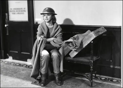 "Babette s'en va-t-en guerre" est un film interprété par Jacques Charrier.