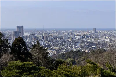 Quelle est l'intruse parmi ces villes ?