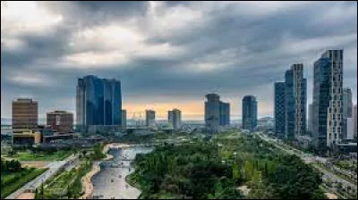 Quelle est l'intruse parmi ces villes ?