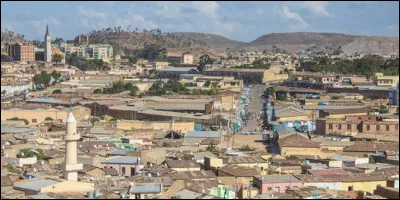 Quelle est l'intruse parmi ces villes ?