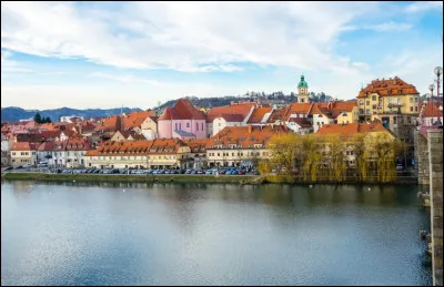 Quelle est l'intruse parmi ces villes ?