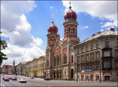 Quelle est l'intruse parmi ces villes ?