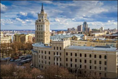 Quelle est l'intruse parmi ces villes ?