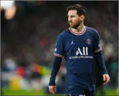 Coup de tonnerre dans le monde du foot. Messi, après avoir gagné la Copa América avec l'Argentine, s'engage avec le PSG. Quel est le numéro de maillot attribué lors de sa signature ?