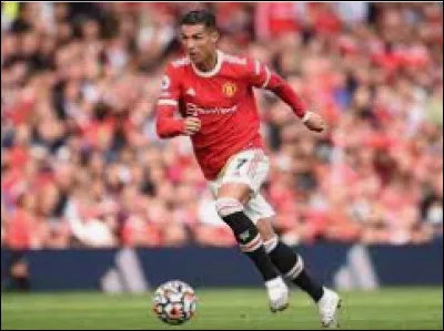 Ronaldo change de club aussi. Il retourne à Manchester United, l'un de ses anciens clubs. Il est resté combien de temps dans ce club avant son grand retour ?