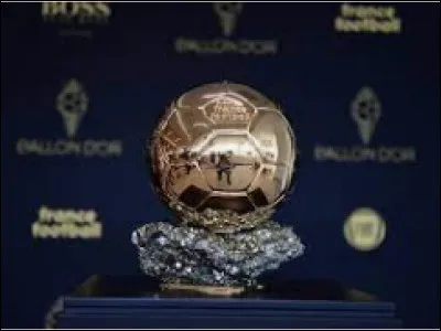 Pour clôturer l'année, il y a toujours le Ballon d'or. Et c'est Messi qui le remporte cette année. Donnez-moi la suite du podium de cette année :