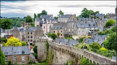 Ville fortifiée, sous-préfecture de son département, Dinan se situe ...