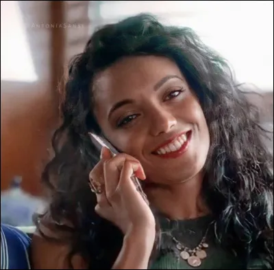 Comment s'appelle la fille qui rendra Ella jalouse d'elle ?