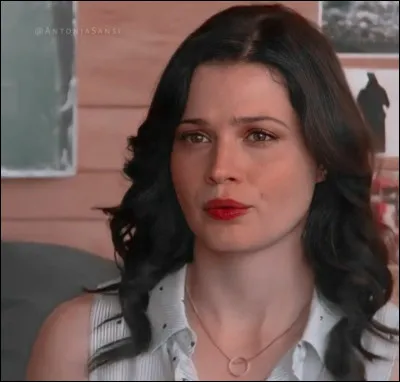 Comment s'appelle la petite amie du meilleur ami de Ella ?