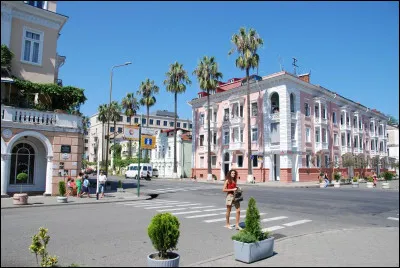 Quelle est l'intruse parmi ces villes ?