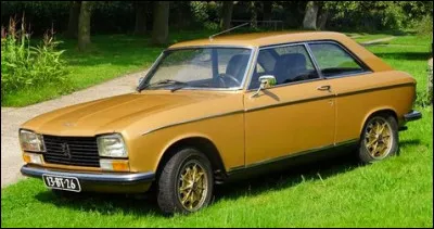 Dans sa peinture moutarde, quel est ce coupé Peugeot ?