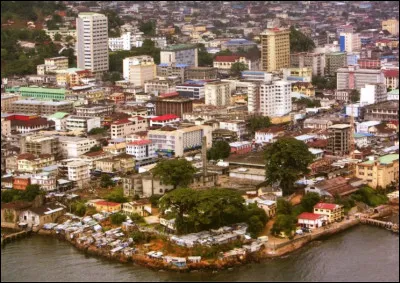 Quelle est cette ville portuaire, capitale de la Sierra-Leone, plus grand centre économique, financier et culturel du pays ?