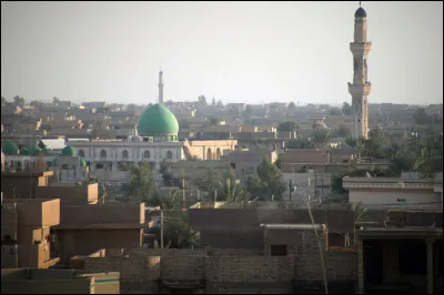 Quelle est cette ville d'Irak, la cité des mosquées, prise en janvier 2014 par les combattants de l'État islamique mais encerclée par l'armée irakienne qui reprend son contrôle en juin 2016 ?