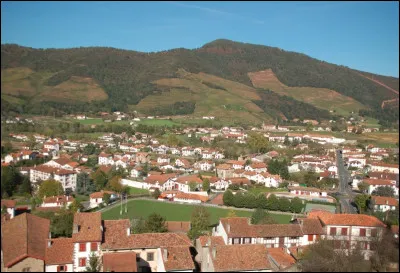 Quelle est cette ville, la troisième la plus peuplée du Gabon, connue pour ces mines au minerai spécifique la francevillite ?