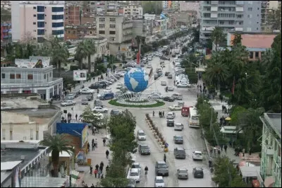 Quelle est cette ville d'Albanie, préfecture du district éponyme, connue pour sa raffinerie de pétrole ?