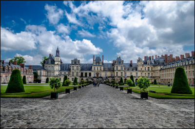 Quelle est cette ville de Seine-et-Marne, connue pour son château royal style Renaissance, haut lieu de l'histoire de France ?
