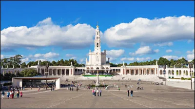 Quelle est cette ville du Portugal, célèbre depuis 1917 pour ses apparitions mariales, haut lieu de pèlerinage catholique ?