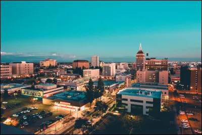 Quelle est cette ville de Californie siège du comté éponyme, important centre industriel, commercial et administratif ?
