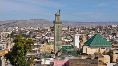 Quelle est cette ville impériale, capitale spirituelle du Maroc, fondée en 789, connue pour son immense médina datant de l'an 800 ?