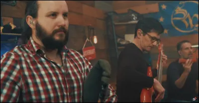 Complétez : 
"Der liebt nur Schnaps und seine großen..."