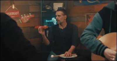 Complétez : 
"Den Hals schon lange voll..."